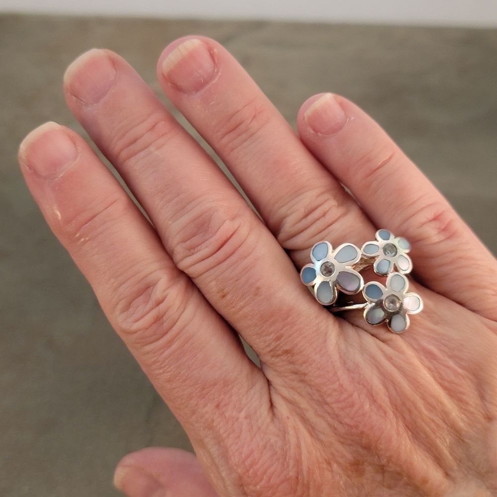 Château d'Argent Sterling Blue  Three Flower Mother of Pearl Sterling Ring - Picture 7 of 8